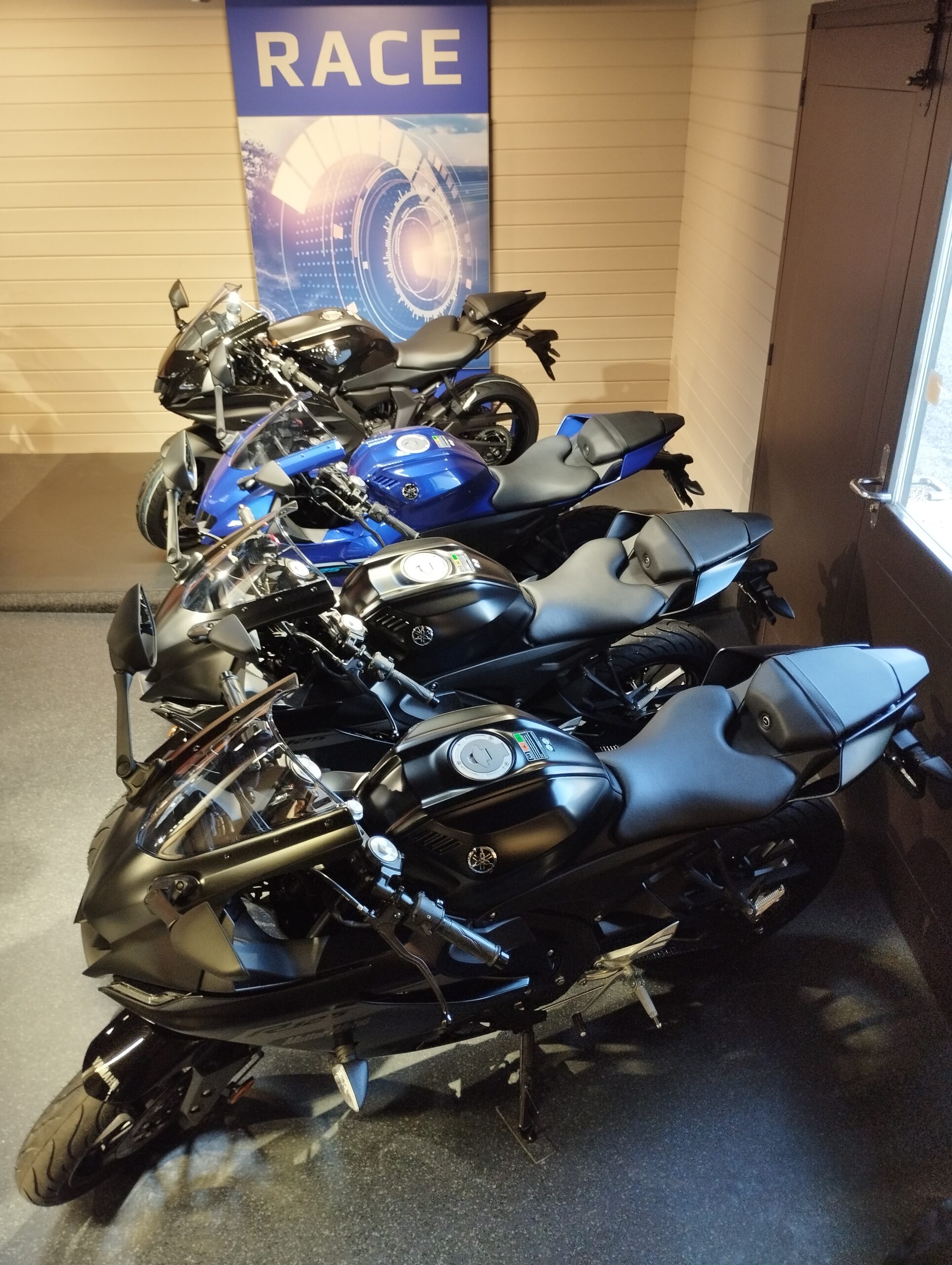 Ausstellung von Yamaha R Series Motorrädern bei Matter Motos in Flüh