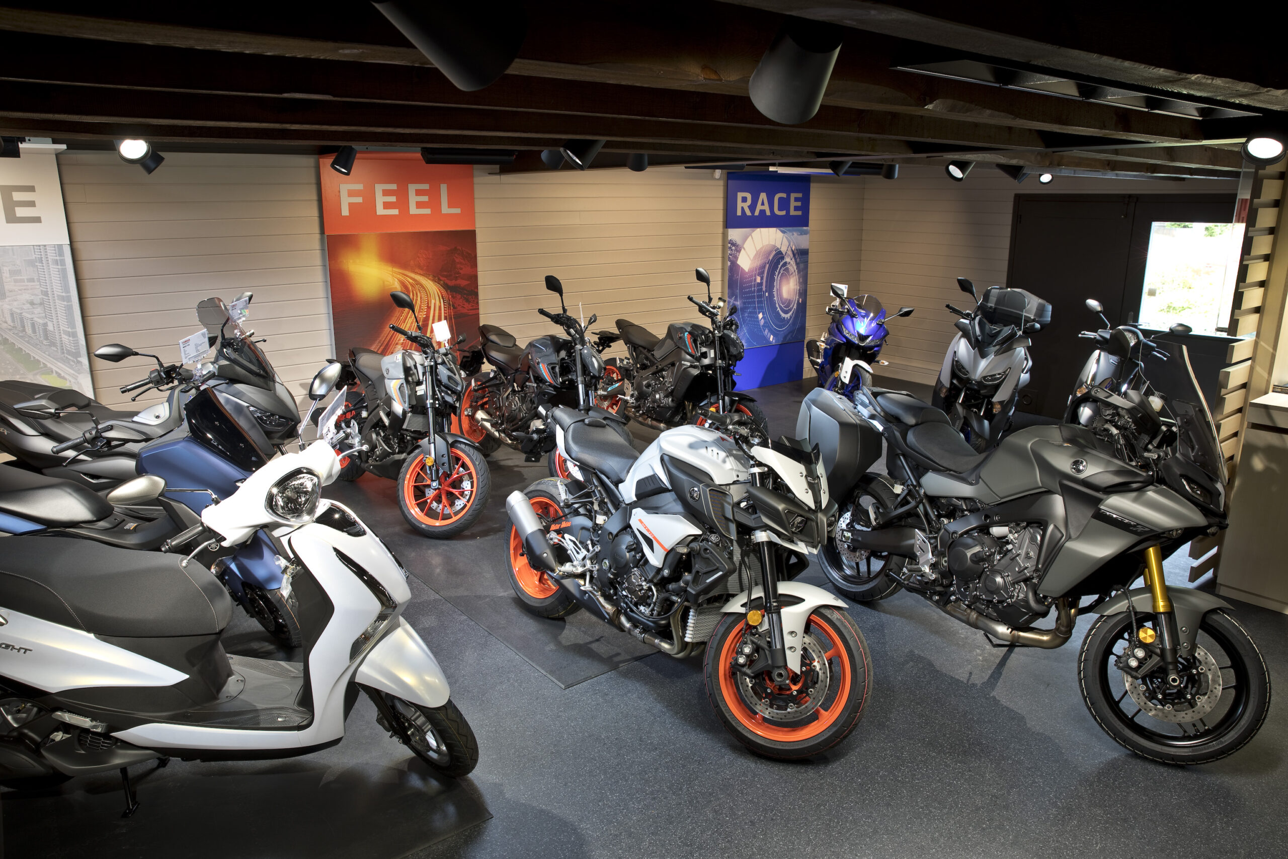 In Showroom von Matter-Motos in Flüh sehen Sie diverse Neufahrzeuge von YAMAHA. Besuchen Sie den Showroom und betrachten Sie die YAMAHA Delight, YAMAHA MT Serien oder YAMAHA Tracer sowie die aktuellen YAMAHA R- Series lokal im YAMAHA Showroom an der Talstrasse 38 in Flüh