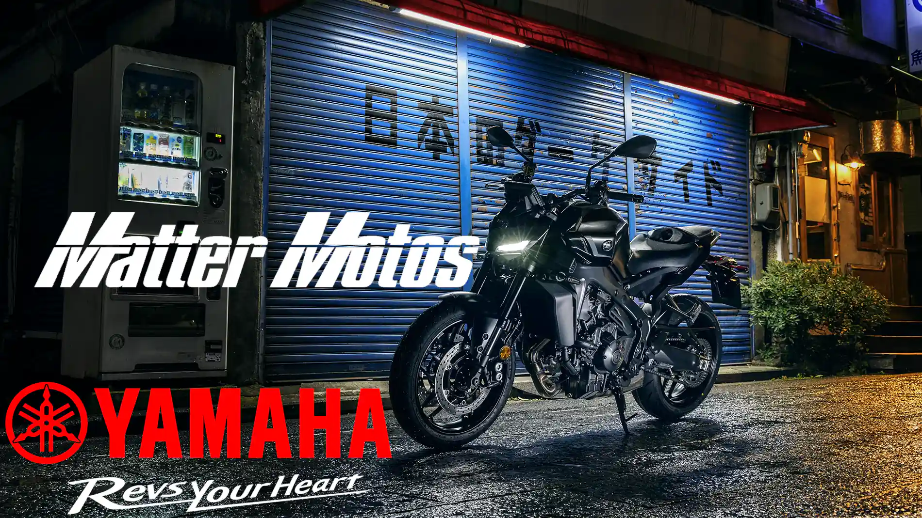 Matter Motos! Ein originales YAMAHA Motorrad steht in einer dunklen Gasse, Neonlichter leuchten und japanische Schriftzeichen stehen vor einem Geschäft.